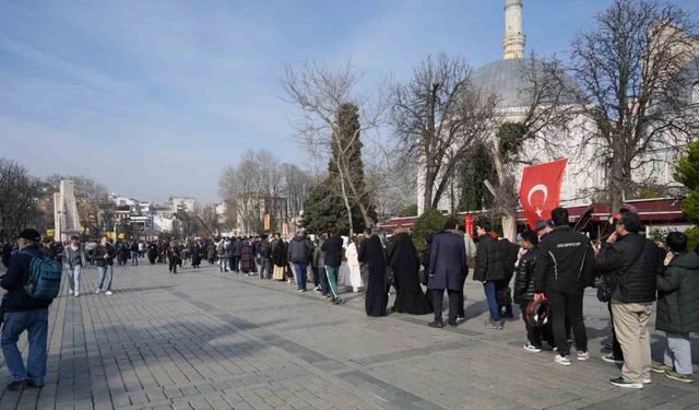 Tatili ve güzel havayı fırsat bilen yerli turistler Ayasofya Camii’ne akın etti