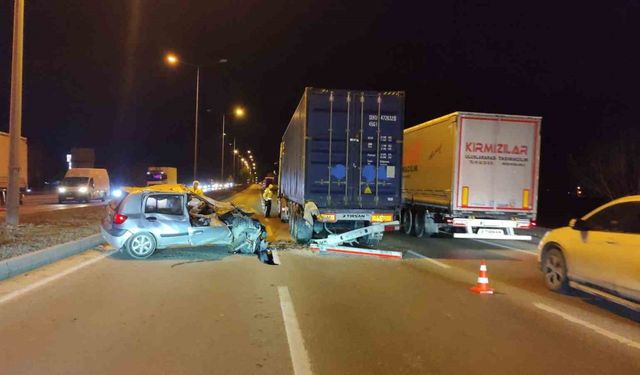 Yol ortasında arızalanan tıra arkadan otomobil çarptı, 1 kişi yaralandı