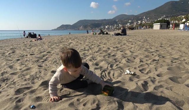 Alanya'da sıcaklıklar 20 derecenin üzerine çıktı, plajlar doldu