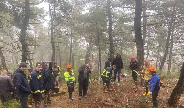32 metre derinliğindeki çukura düşen keçileri kurtarmak için zorlu mücadele kamerada