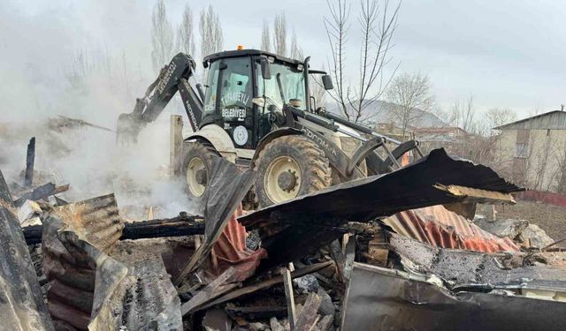 Adana’da ahşap ev tamamen yandı
