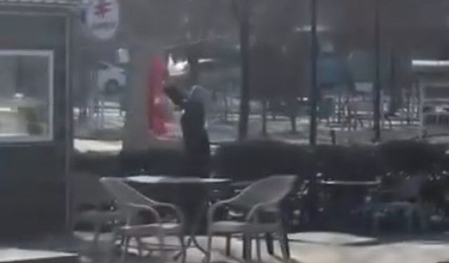 Afşin’de kavgaya sebep olan kadın bayrağı kesmeye çalışmış