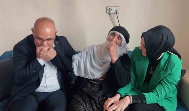 Ağrı Valisi Koç, 98 yaşındaki Suti nineyi ziyaret etti, kandilini kutladı
