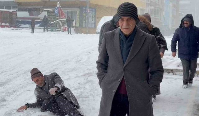 Ağrı’da cadde ve sokaklar buz pistine döndü
