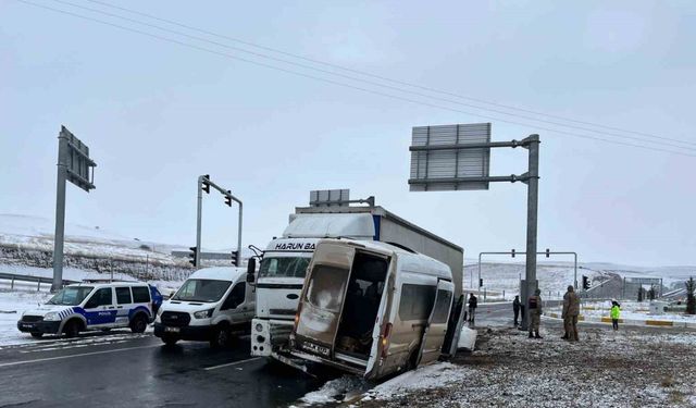 Ağrı’da çekici ile minibüs çarpıştı; 2’si ağır 8 yaralı