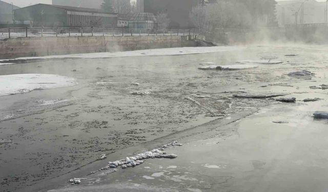Ağrı’da dondurucu soğuklar nedeniyle Murat Nehri buz tuttu