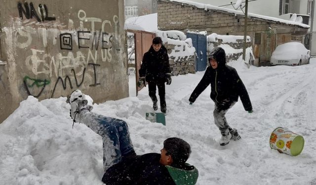 Ağrı’da etkili olan kar yağışının tadını çocuklar çıkardı