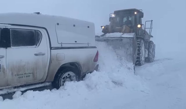 Ağrı’da karda mahsur kalan  vatandaş ve ekipler kurtarıldı