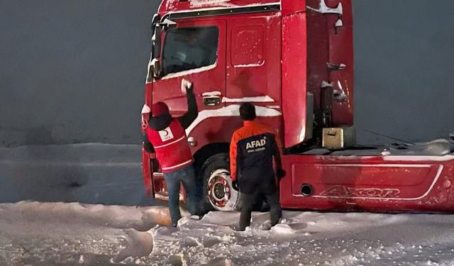 Ağrı’da olumsuz hava nedeniyle mahsur kalan 233 vatandaş kurtarıldı