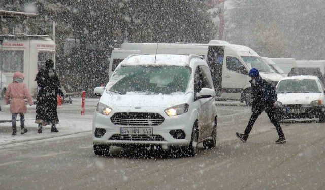 Ahlat’ta kar yağışı