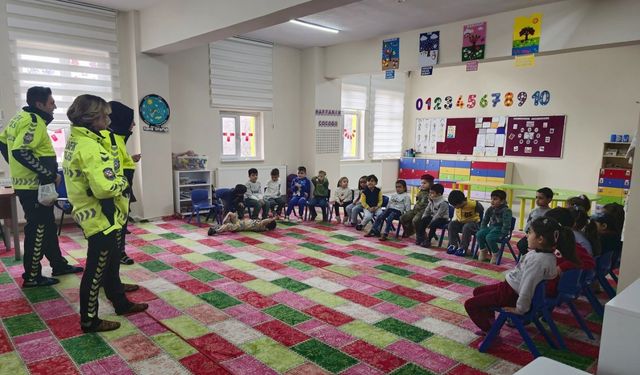 Ahlat’ta miniklere trafik güvenliği eğitimi
