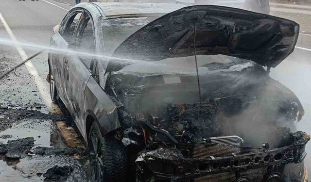 Alevlere teslim olan ticari taksi demir yığınına döndü