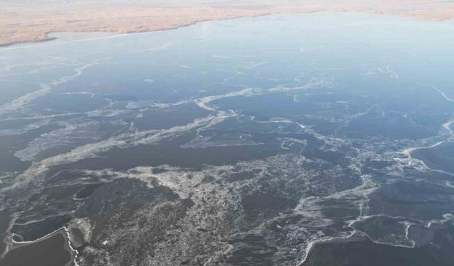 Alevlerle gündeme gelen Eber Gölü bu defa buz tuttu