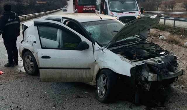 Alkollü sürücü otomobiliyle demir bariyerlere çarptı: 2 yaralı
