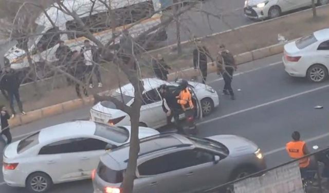 Aracın önünü kesip sürücüyü darp ettiler