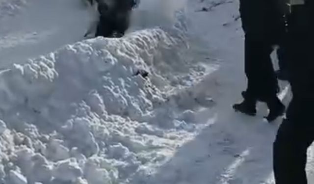 Arka arkaya şambrele binen 10 kişi virajı alamadı, çukura düştü