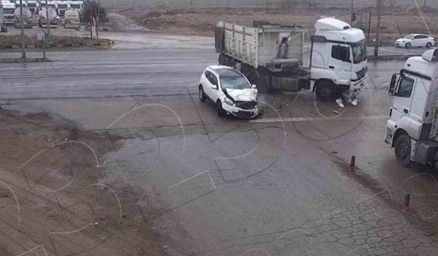 Aşırı sürat ve dikkatsizlik kazalara neden oldu: O anlar güvenlik kamerasında