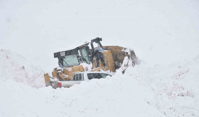 Askerler 4 kilometrelik karlı yolu 10 dakikada aşarak operatöre ulaştı