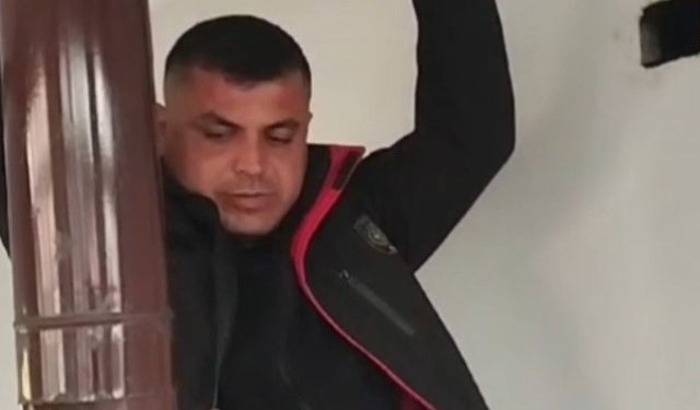 Bacaya düşen yavru köpek, itfaiye ekiplerince soba borusu sökülerek kurtarıldı