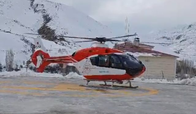 Bahçesaray’da hamile kadın helikopter ambulansla Van’a sevk edildi