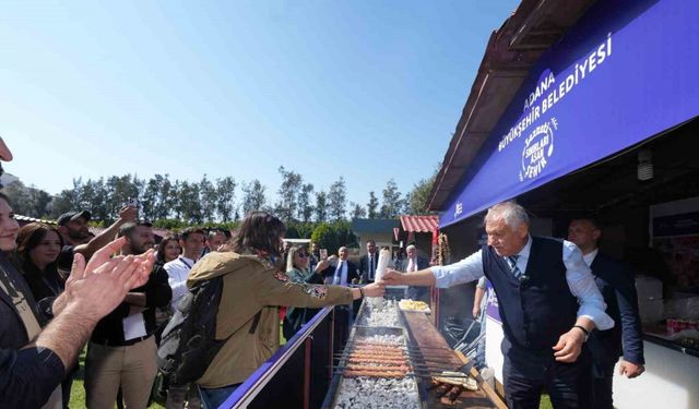 Başkan Karalar, Antalya’da Adana’yı anlattı, Adana Kebabı’nı ikram etti