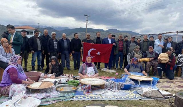 Başkan Öküzcüoğlu’nu gözleme yapan köylüler karşıladı