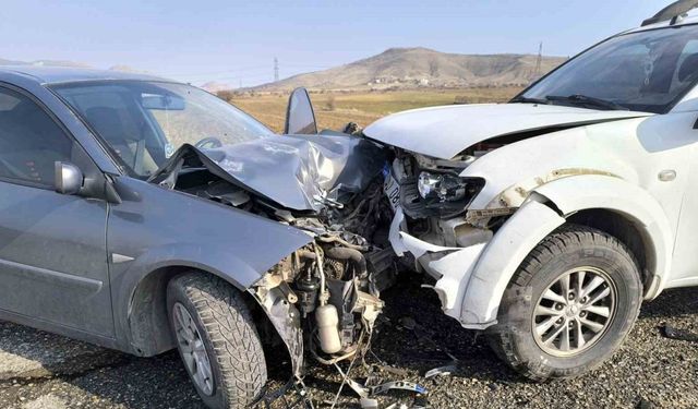 Batman’da iki araç kafa kafaya çarpıştı: 2 yaralı
