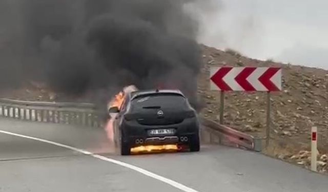 Batman’da seyir halindeki otomobil alevlere teslim oldu