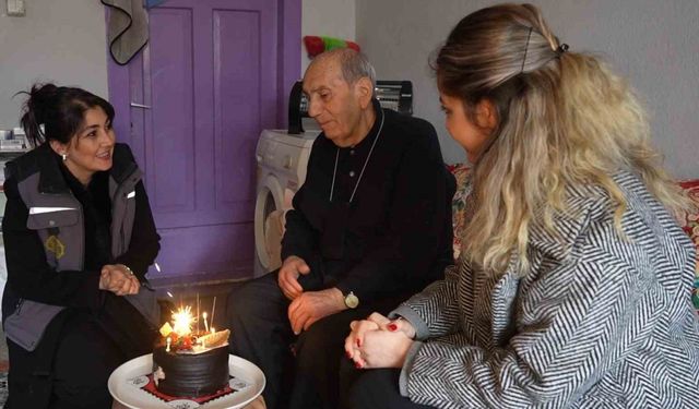 Belediyeden gönülleri ısıtan sürpriz: 85 yıllık ömründe ilk kez  doğum gününü kutladı