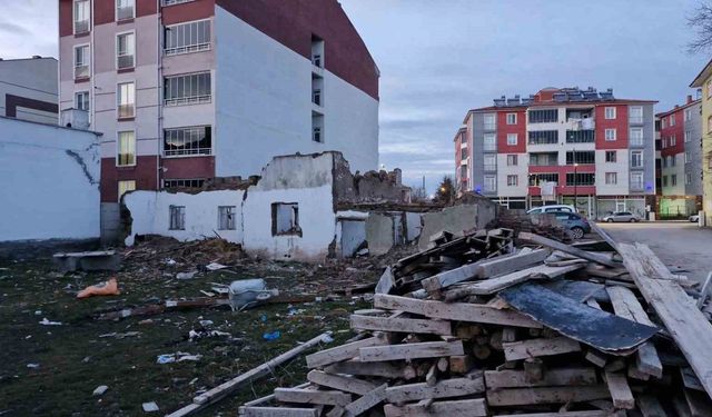 Binanın çöken çatısıyla birlikte düşen şahıs yaralandı