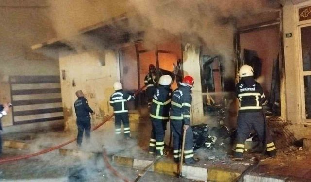 Bitişik 2 işyerinde yangın