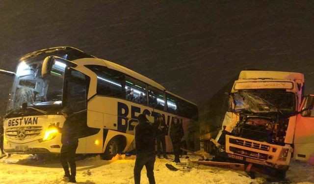 Bitlis’te tır ile otobüs çarpıştı: 2 kişi yaralandı