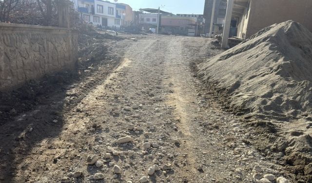 DEM Partili belediye, kullanılamaz hale getirdiği yolun çözümünü kaya parçaları dökmekle buldu