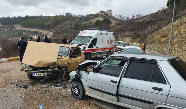 Demirci’de iki otomobil çarpıştı: 3 kişi yaralandı