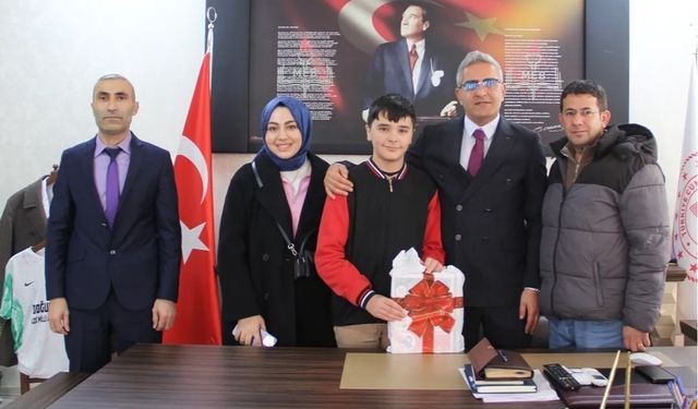Doğubayazıt’ta başarılı öğrenciye ödül verildi