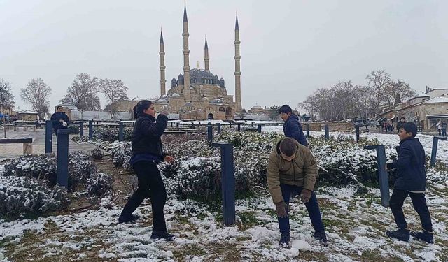 Edirne beyaza büründü, çocuklar karın tadını çıkardı