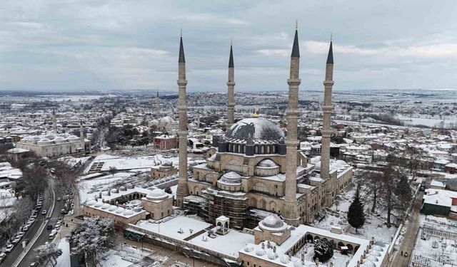 Edirne’de karla kaplı Selimiye Camii’nde kartpostallık görüntüler