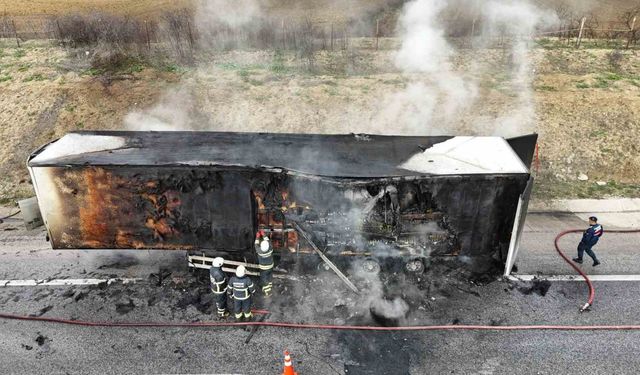 Edirne’de limonata yüklü tır dorsesi alev alev yandı