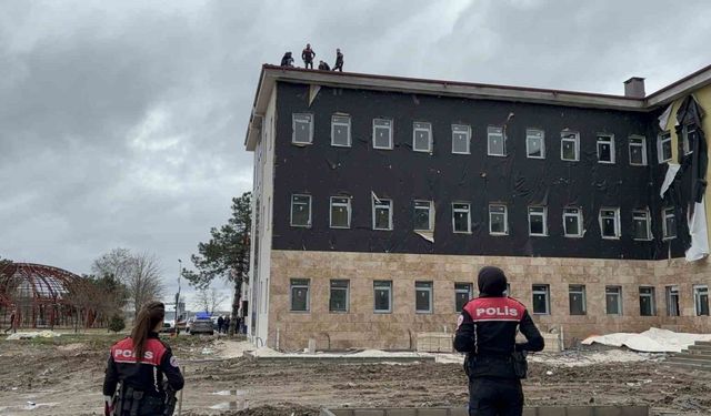Edirne’de parasını alamayan işçi çatıdan atlamak istedi, uzun uğraşlar sonucu ikna edildi