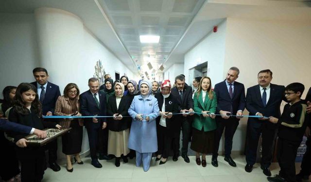 Emine Erdoğan, Gaziantep’te Karakuyu Ortaokulu’ndaki kütüphanenin açılışına katıldı