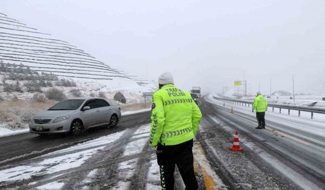 Erzincan’da trafik polisleri 7/24 vatandaşların yardımına koşuyor