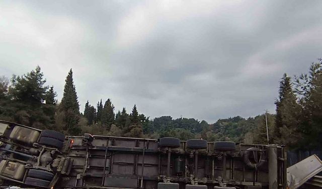 Gölcük’te devrilen tır yolu kapattı: 1 yaralı
