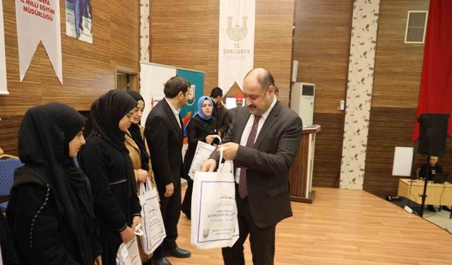 Hafız çocuklara tablet hediye edildi