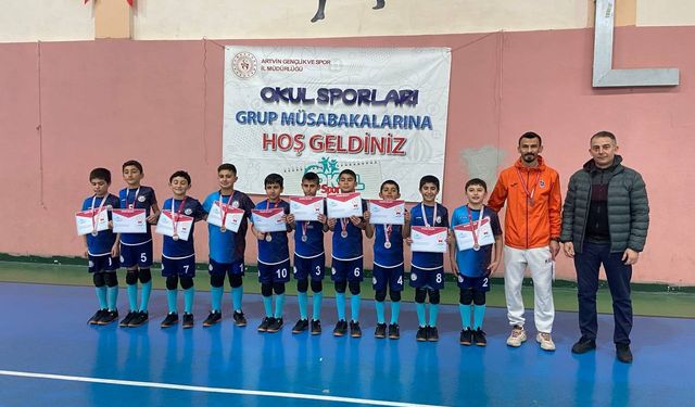 Hamur Adımova Ortaokulu voleybol takımı bölge şampiyonu oldu