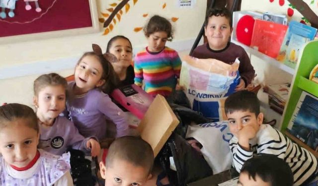 Hayırsever vatandaş öğrencilere hediyeler dağıttı