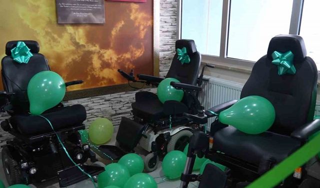 Hollandalı iş adamı il il geziyor, engelli bireylere elektrikli sandalye hediye ediyor