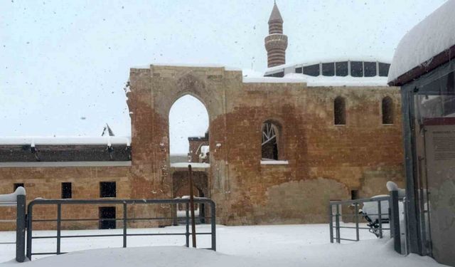 İshak Paşa Sarayı’nda kar temizleme çalışmaları sürüyor