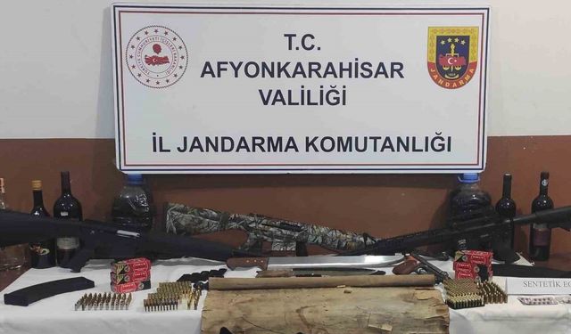 Kaçak alkol baskınına giden jandarma silah, uyuşturucu ve harita ele geçirdi