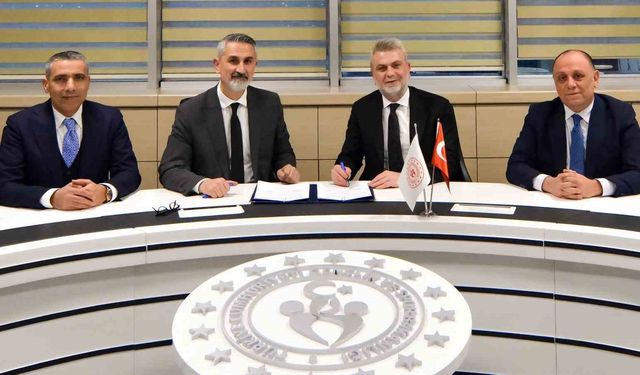 Kahramanmaraş’ta  50 mahalleye halı saha