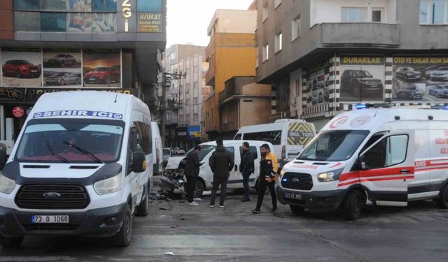Kamyonet şehiriçi minibüse çarptı: 1 yaralı